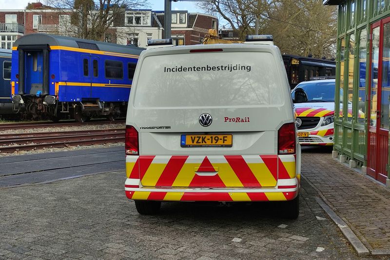 Museumlocomotief 605 van het Spoorwegmuseum herspoord door Incidentenbestrijders van ProRail